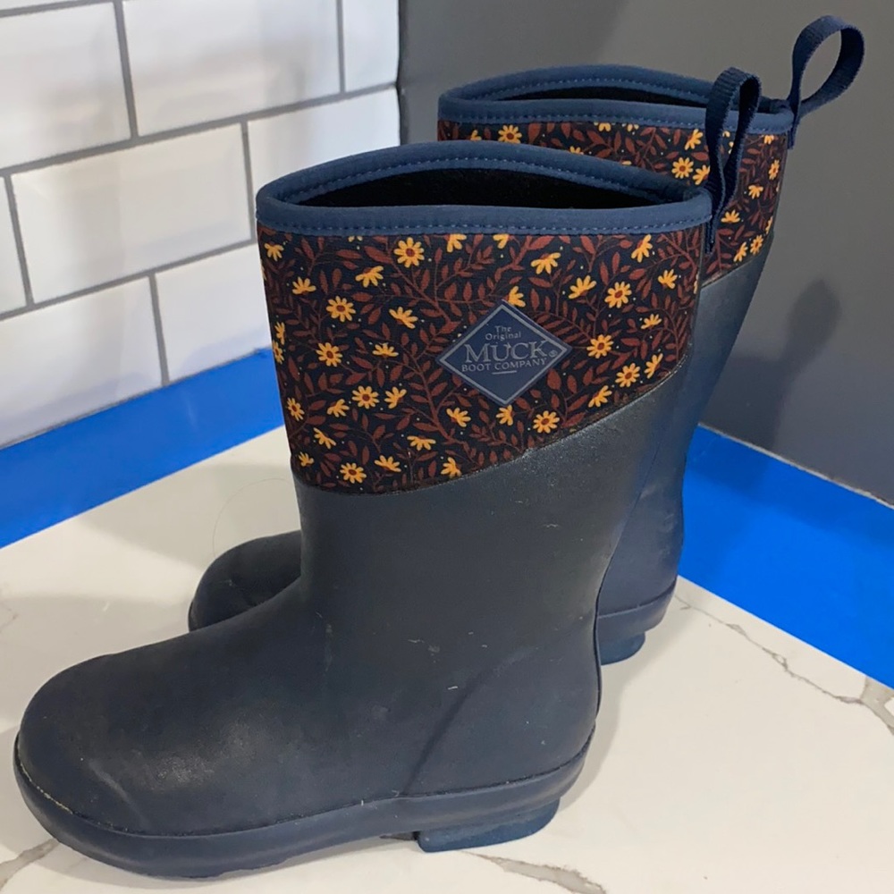 Kids size 1 Muck boots